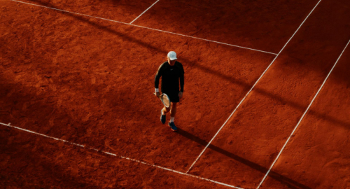 Sinner non si ferma: esordio convincente sulla terra rossa di Madrid